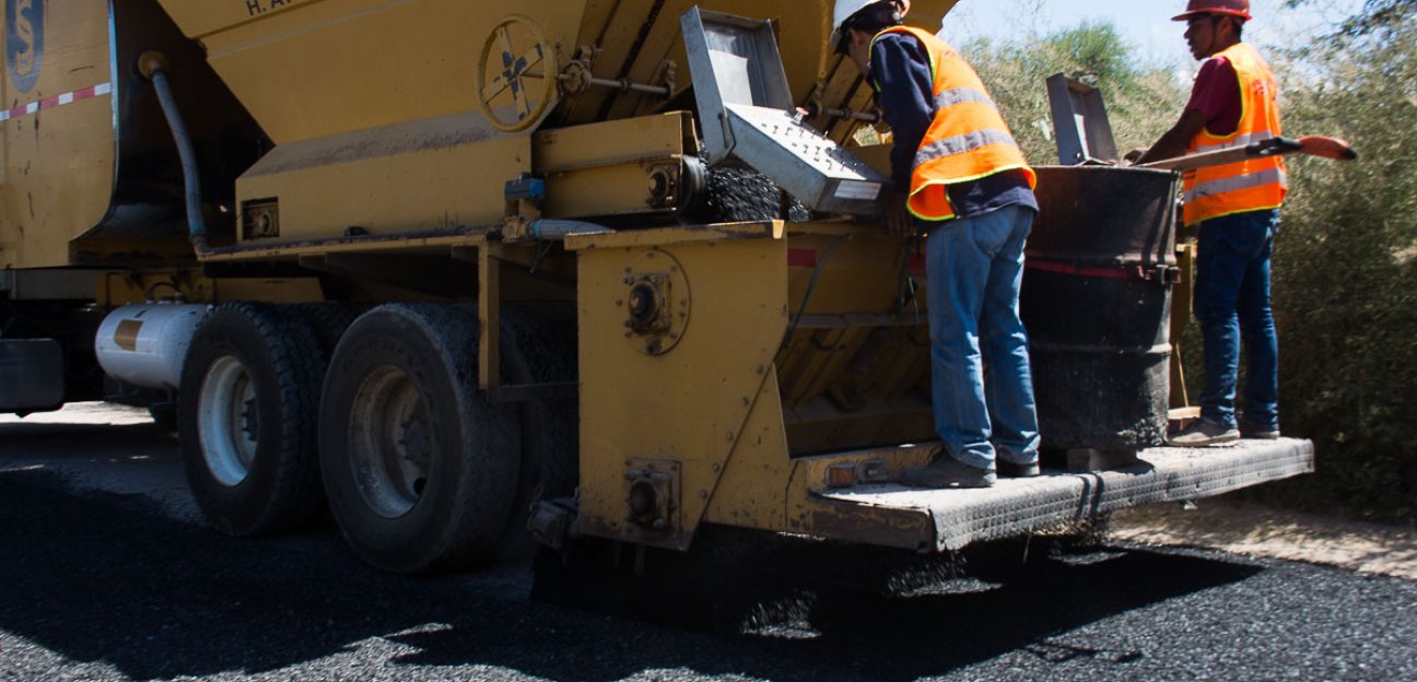 Se atienden caminos vecinales en Comunidad del Municipio