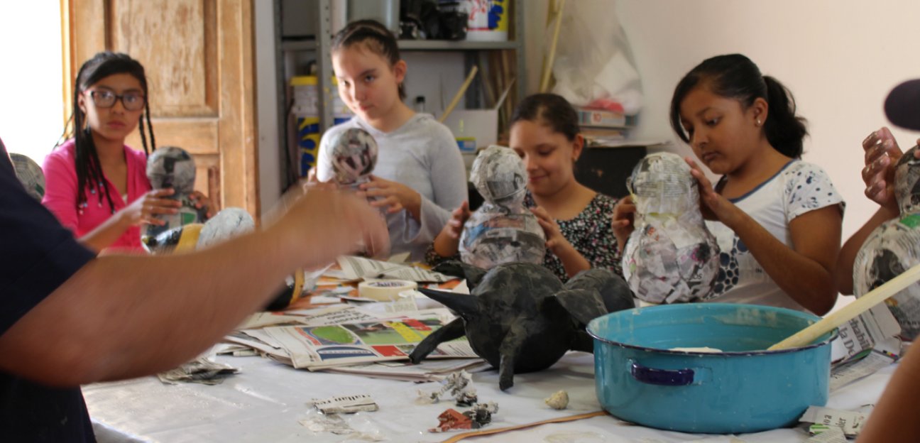 Talleres de cartonería y manualidades en busca de preservar tradiciones