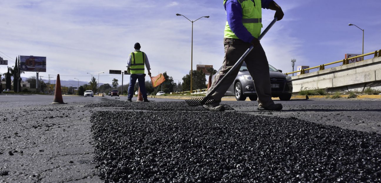 Bajo estándares de calidad se continúan labores de bacheo 