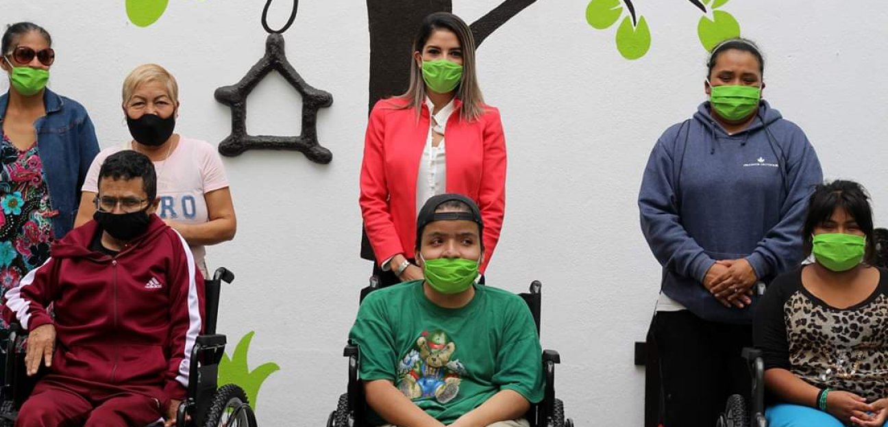 Entrega presidenta del DIF municipal sillas de ruedas 