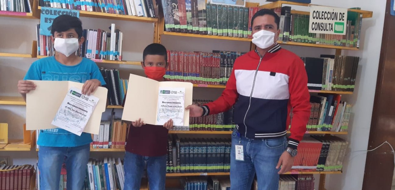 Entrega de reconocimientos de lectura virtual con motivo de las fiestas patrias 