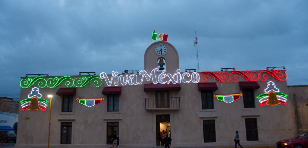 Adornos por festejos patrios han sido colocados en Presidencia Municipal