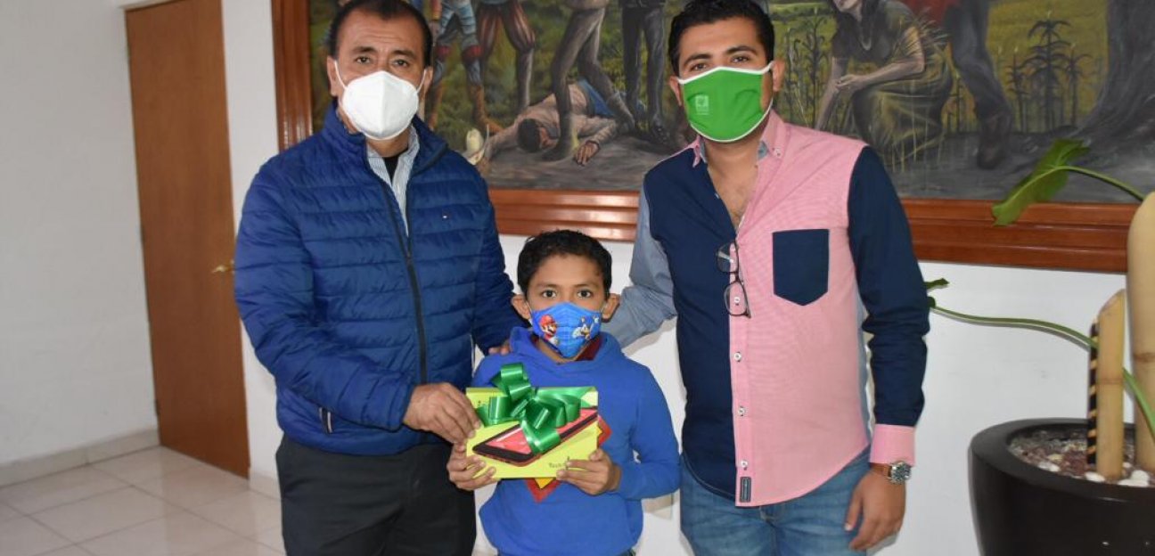 Entregan premio a participantes de Primer Concurso Municipal de la Canción Regional 