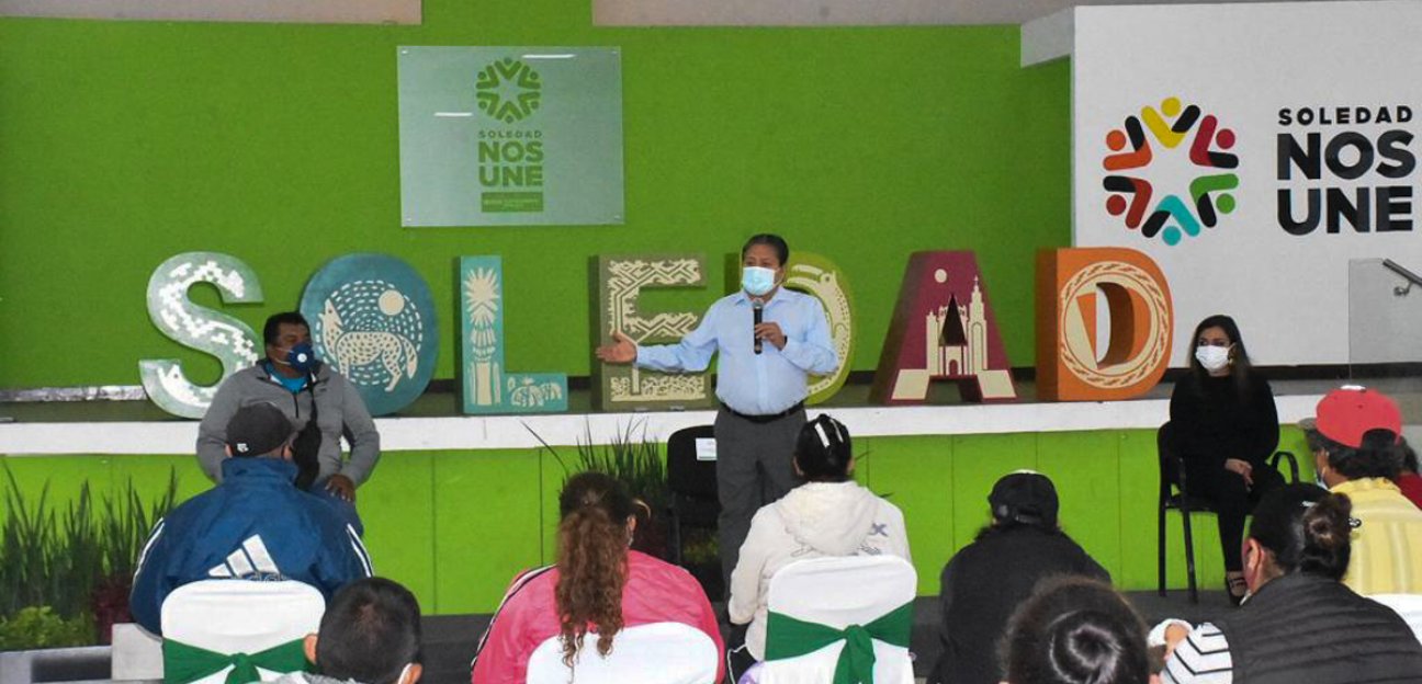 Entrega Ayuntamiento vales de construcción a habitantes de Rancho Blanco