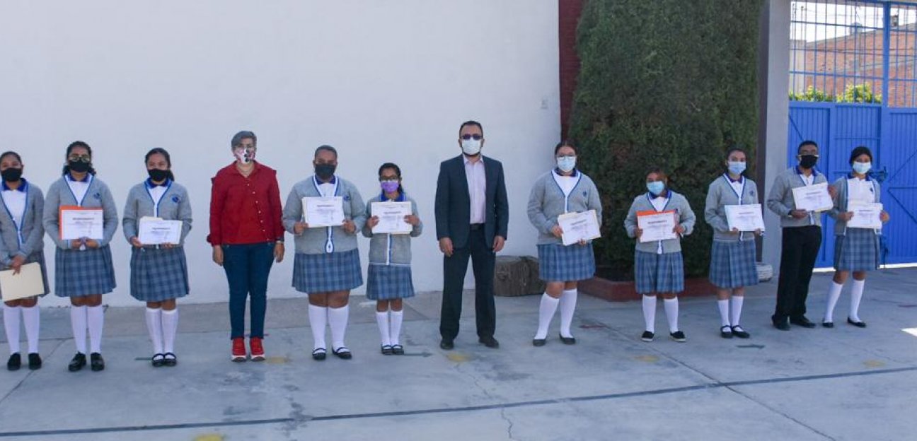 Ayuntamiento de Soledad entrega reconocimientos a estudiantes ejemplares de la Escuela Preparatoria Graciano Sánchez Romo 