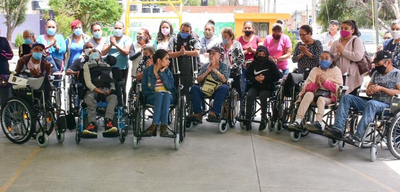 DIF de Soledad entrega silla de ruedas a personas con alguna discapacidad