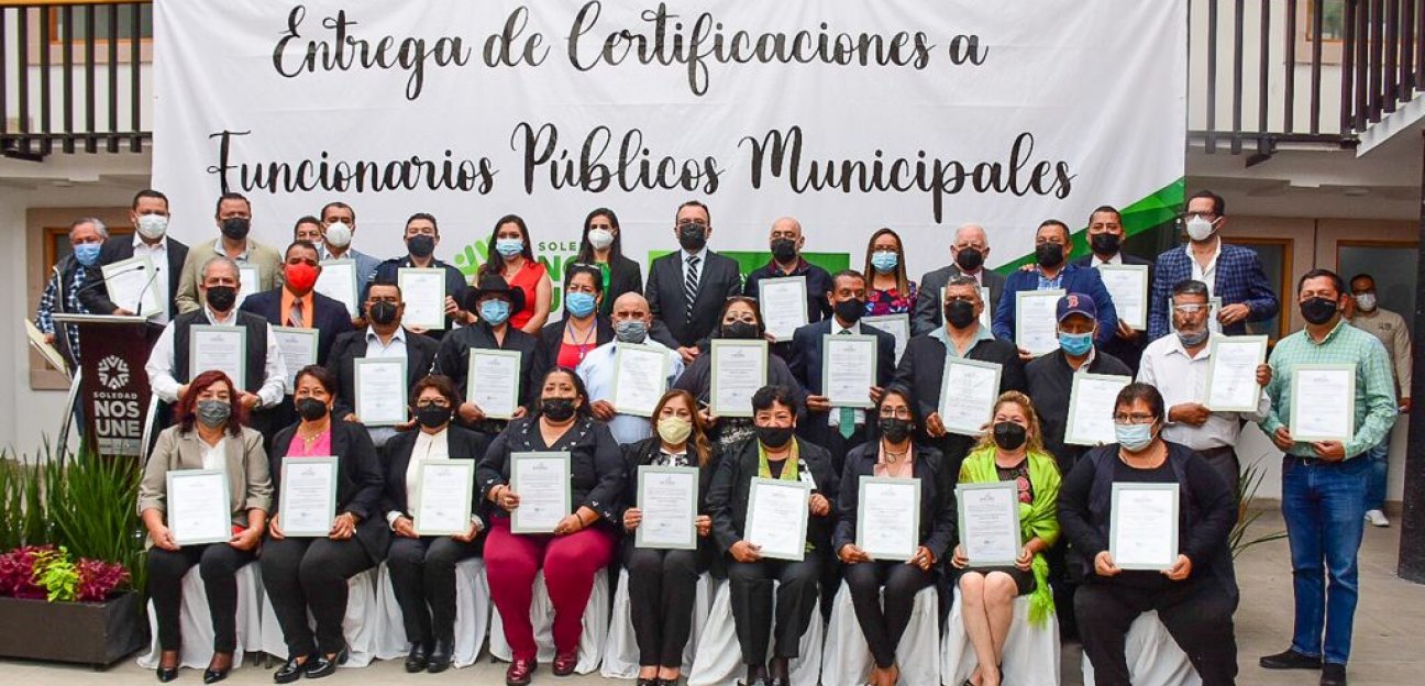 Ayuntamiento de Soledad entrega certificaciones a 44 servidores públicos municipales