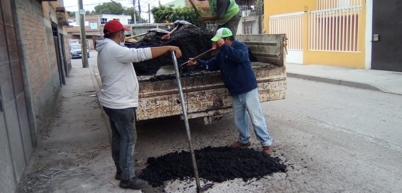Ayuntamiento de Soledad realiza intenso programa de bacheo en 26 colonias 