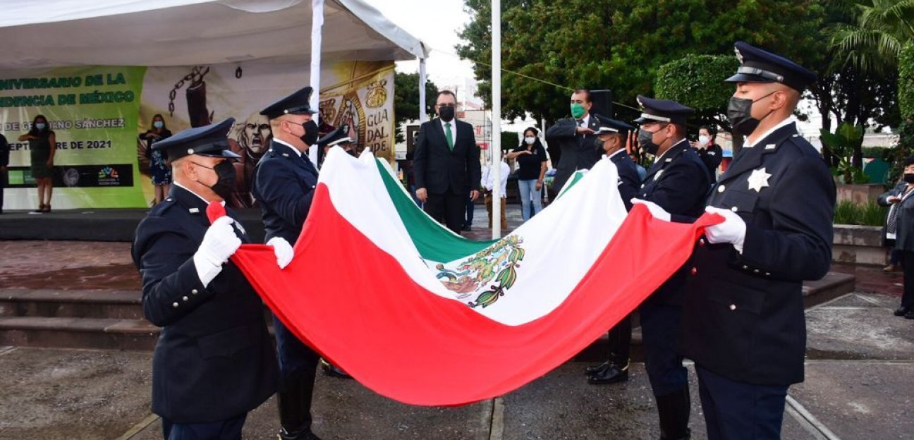 Alcalde Gerardo Zapata encabeza el izamiento de la Bandera Nacional en Plaza Principal de Soledad