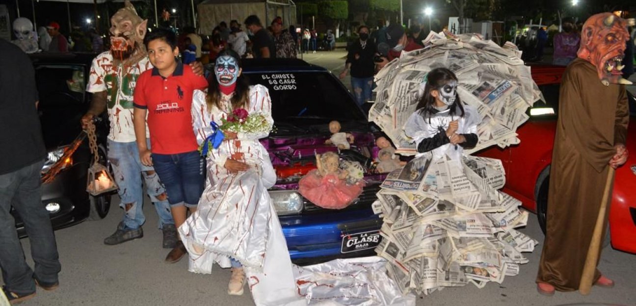 Alcaldesa premia a ganadores del concurso de disfraces para autos "Cuaterror"