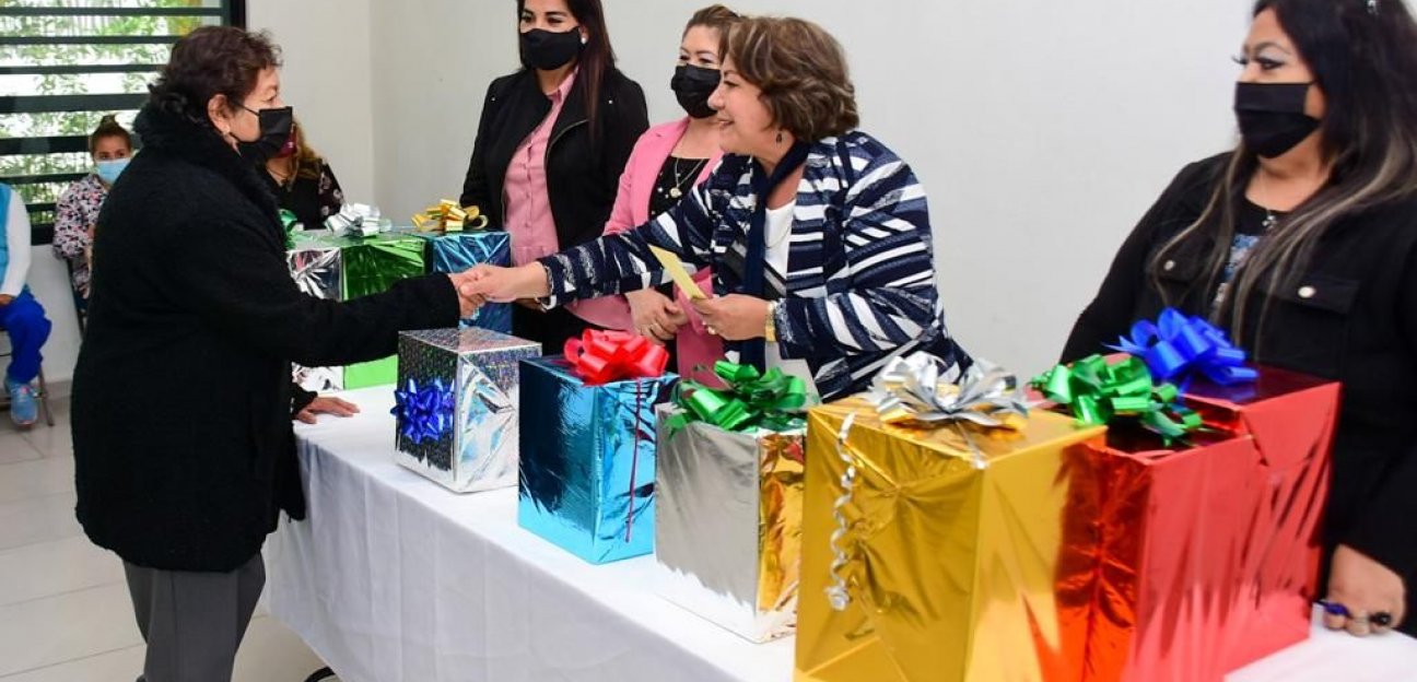 Premian a Adultos Mayores que participaron en elaboración de altares de muertos