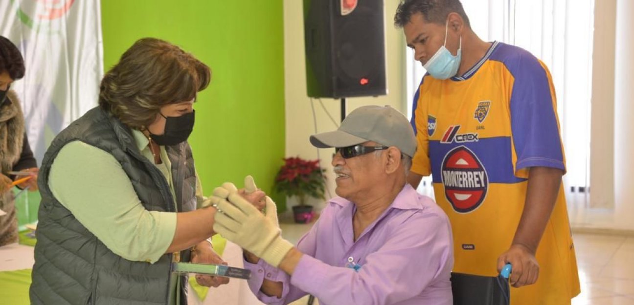Arranca en Soledad de Graciano Sánchez la entrega de becas para transporte por parte del DIF