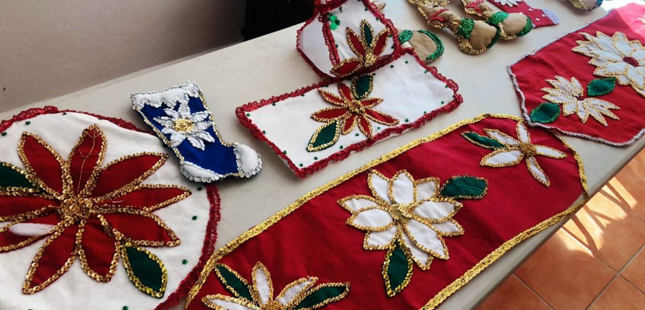 Ofrecen a adultos mayores talleres para elaborar productos navideños