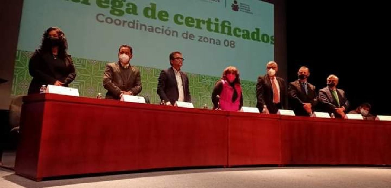 Entregan certificados a adultos que concluyeron sus estudios de primaria y secundaria en Soledad