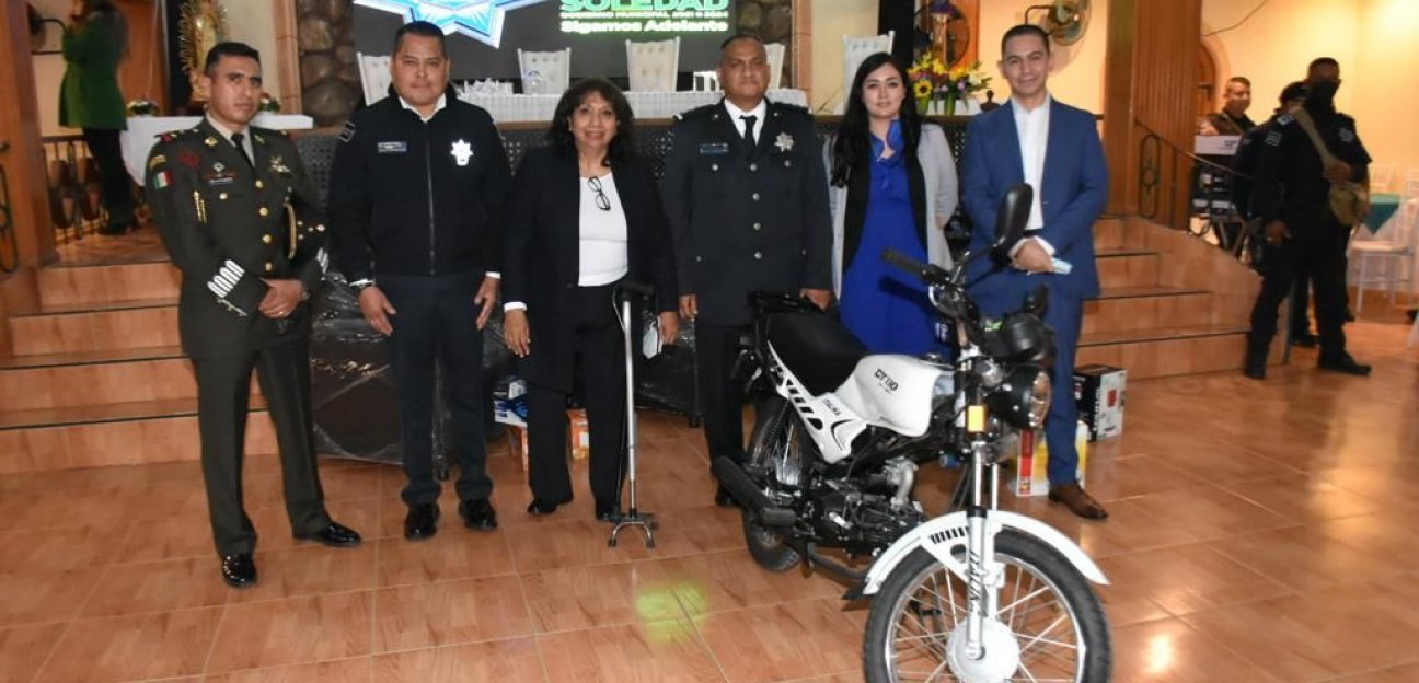 Presidenta municipal reconoce la labor de los Policías en su día
