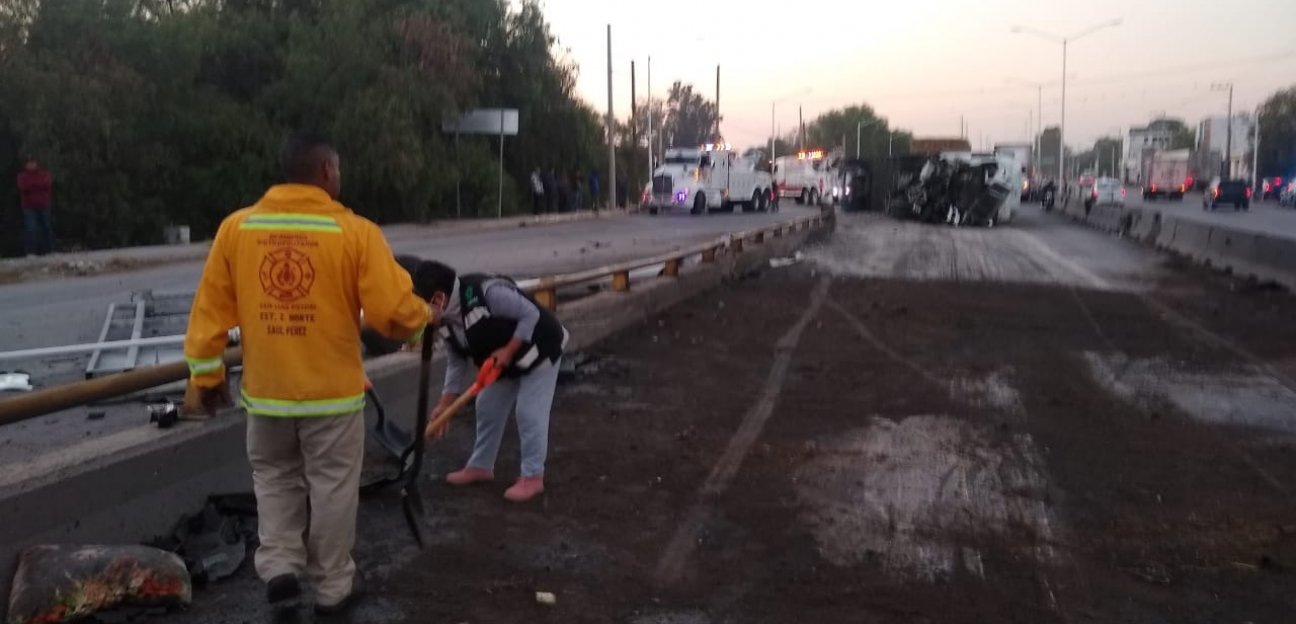 Protección Civil de Soledad remueve tráiler volcado y residuos derramados en Periférico Oriente