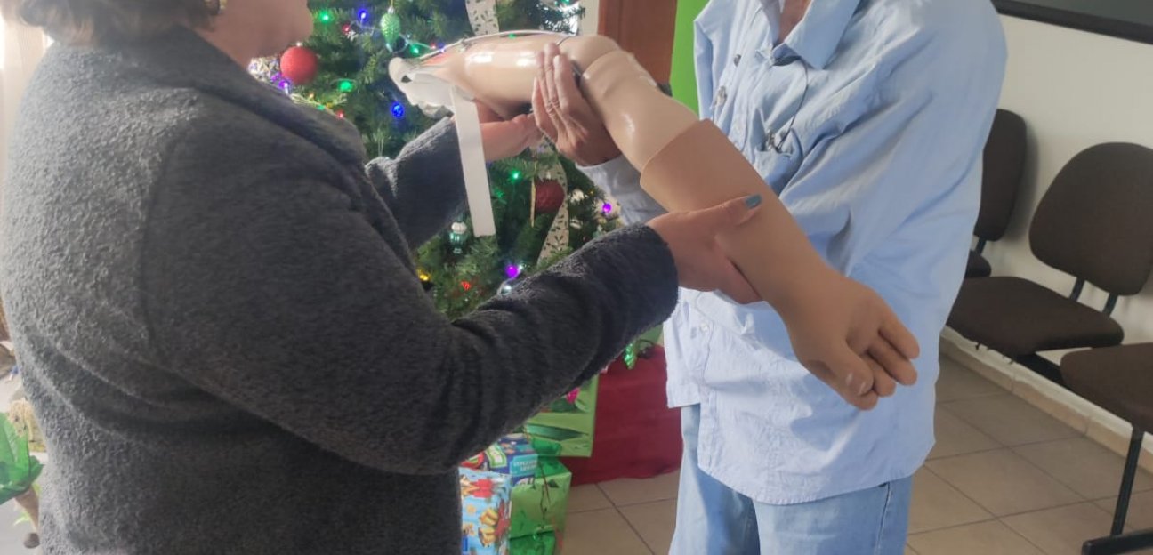DIF de Soledad entrega prótesis inferiores y superiores 