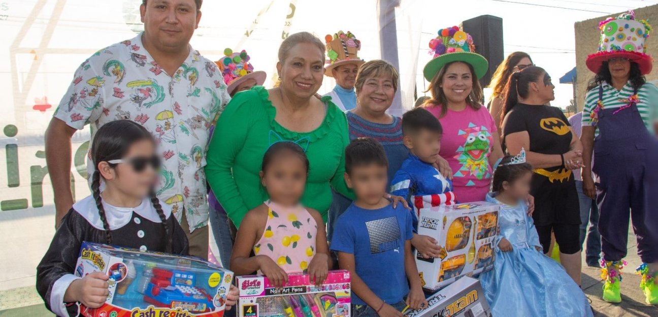 Alcaldesa de Soledad festeja a las niñas y los niños en el quinto día de las caravanas