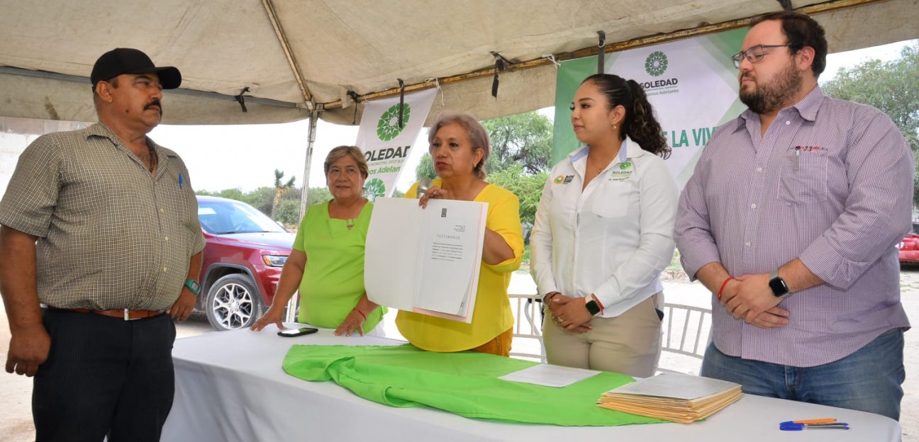 Leonor Noyola entrega firma de 14 escrituras patrimoniales a familias en la colonia Genaro Vázquez
