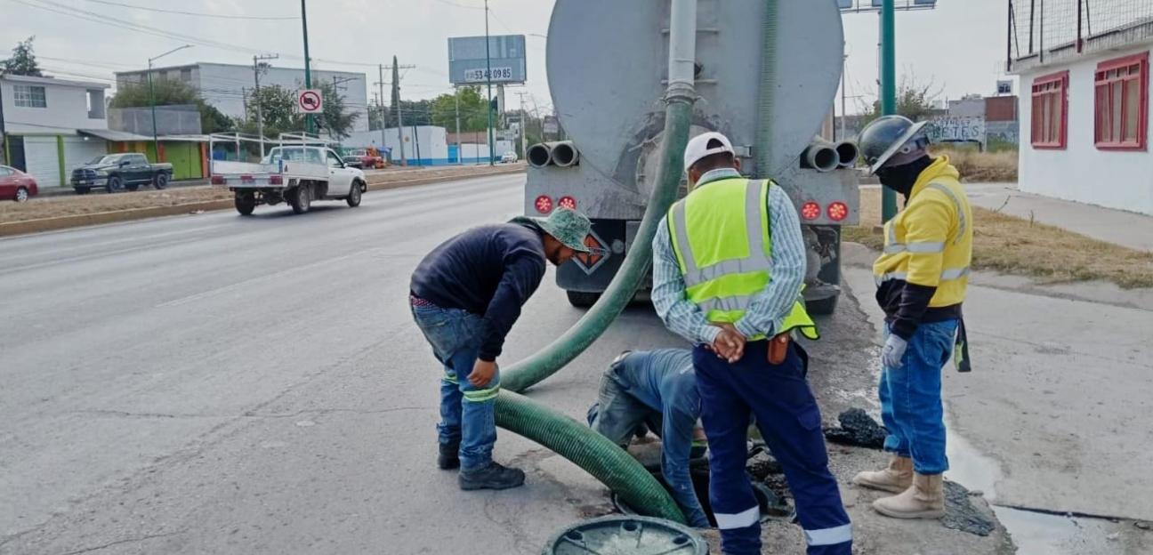 Ayuntamiento de Soledad da solución a demanda ciudadana por brote de aguas, tras meses de omisión de INTERAPAS