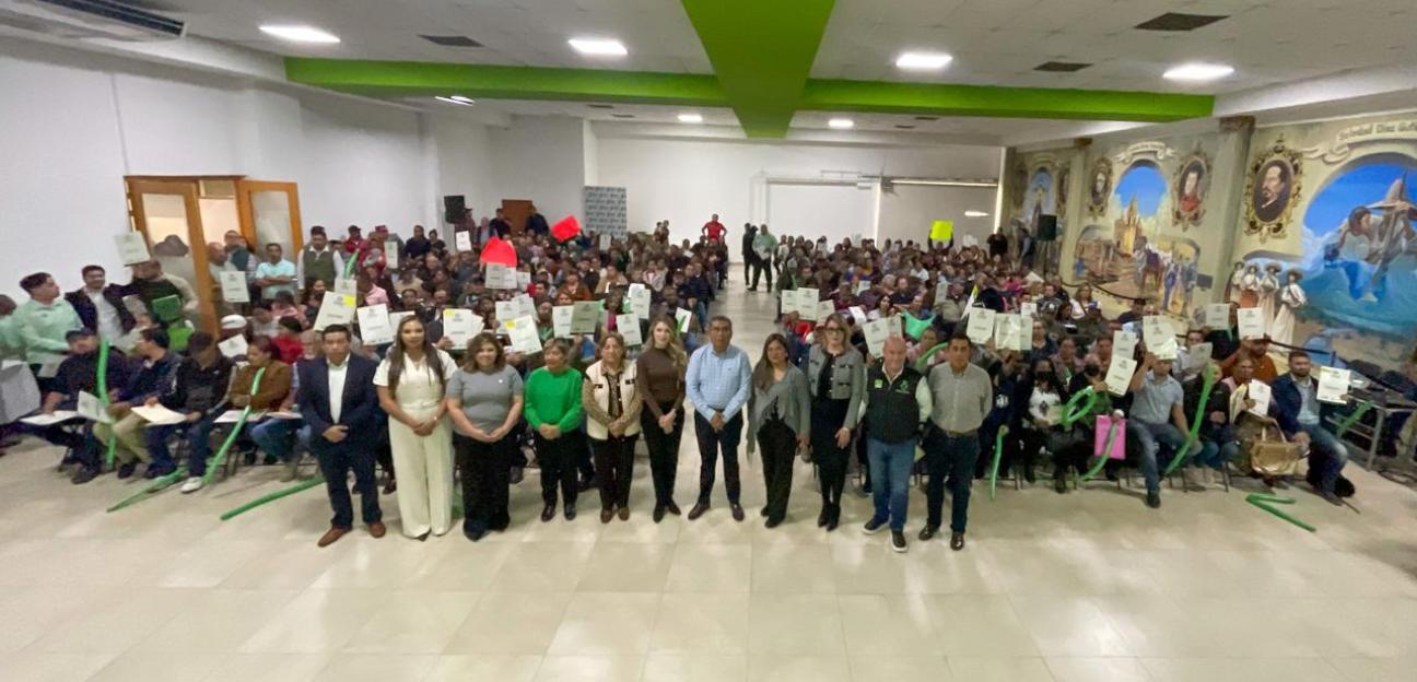 Alcalde Juan Manuel Navarro entrega 300 escrituras que garantizan certeza jurídica patrimonial a familias 