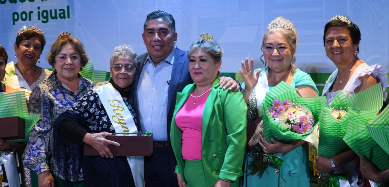 Alcalde Juan Manuel Navarro reconoce figura de las y los adultos mayores con emotivo certamen