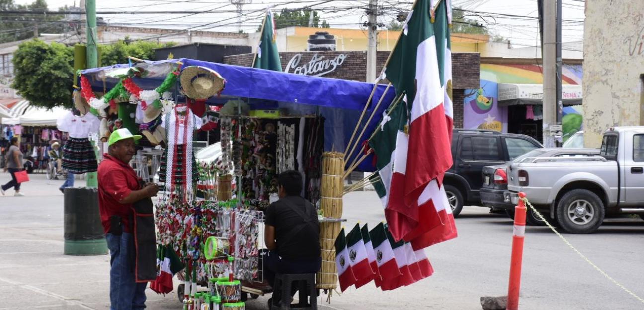 Inicia venta de artículos patrios en Soledad, con orden y vigilancia