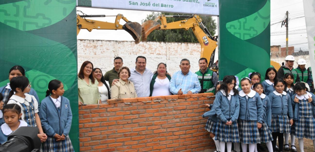 Alcalde Juan Manuel Navarro arranca construcción de aulas en primaria de San José del Barro