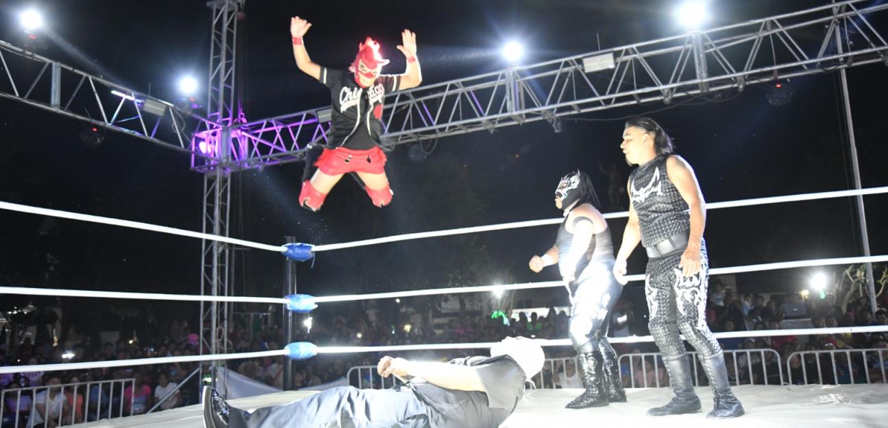 Gran noche de lucha libre vivieron familias soledenses en la plaza principal