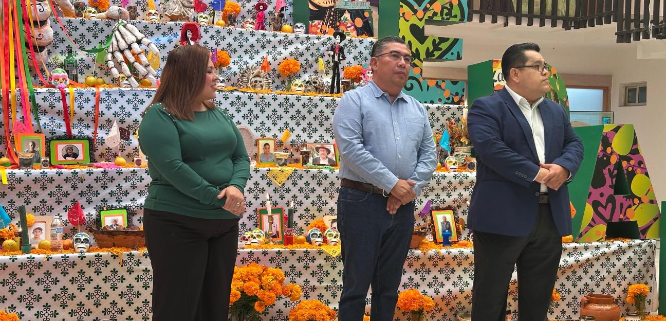Alcalde Juan Manuel Navarro inaugura e invita a familias a admirar altar de muertos monumental