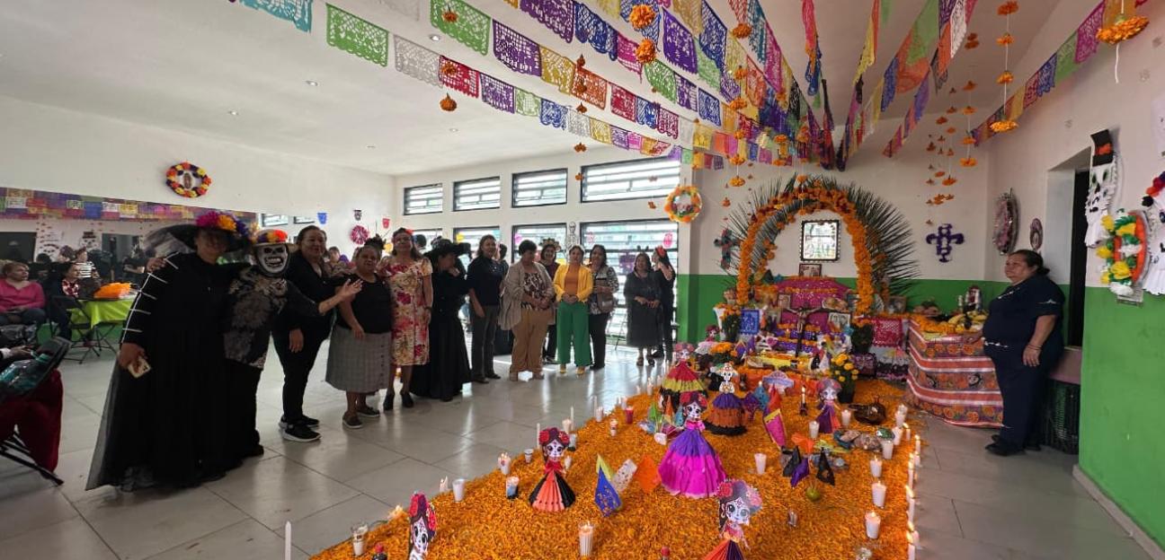 Adultos mayores en Soledad participan en concurso de altares de muertos con gran esmero