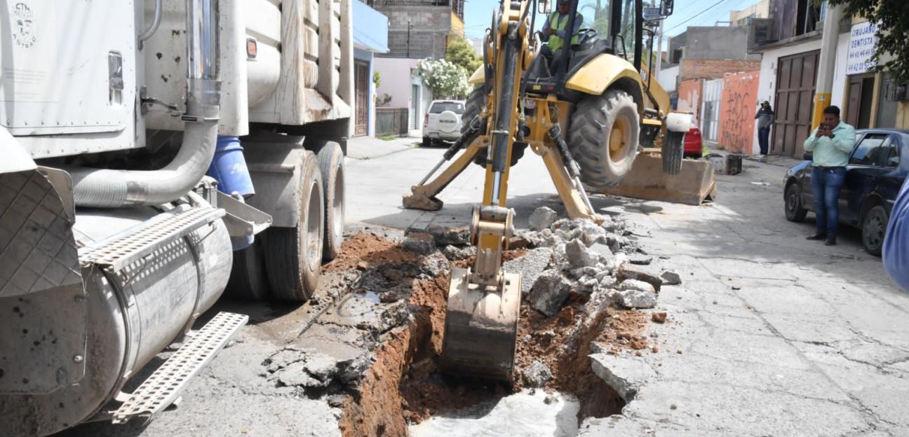 Ayuntamiento de Soledad repara socavón y atiende desazolve en Villas del Potosí para restablecer drenaje