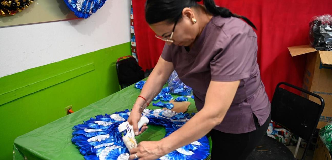 Fortalece Soledad tradiciones y respalda a familias con donativos de coronas por Día de Muertos