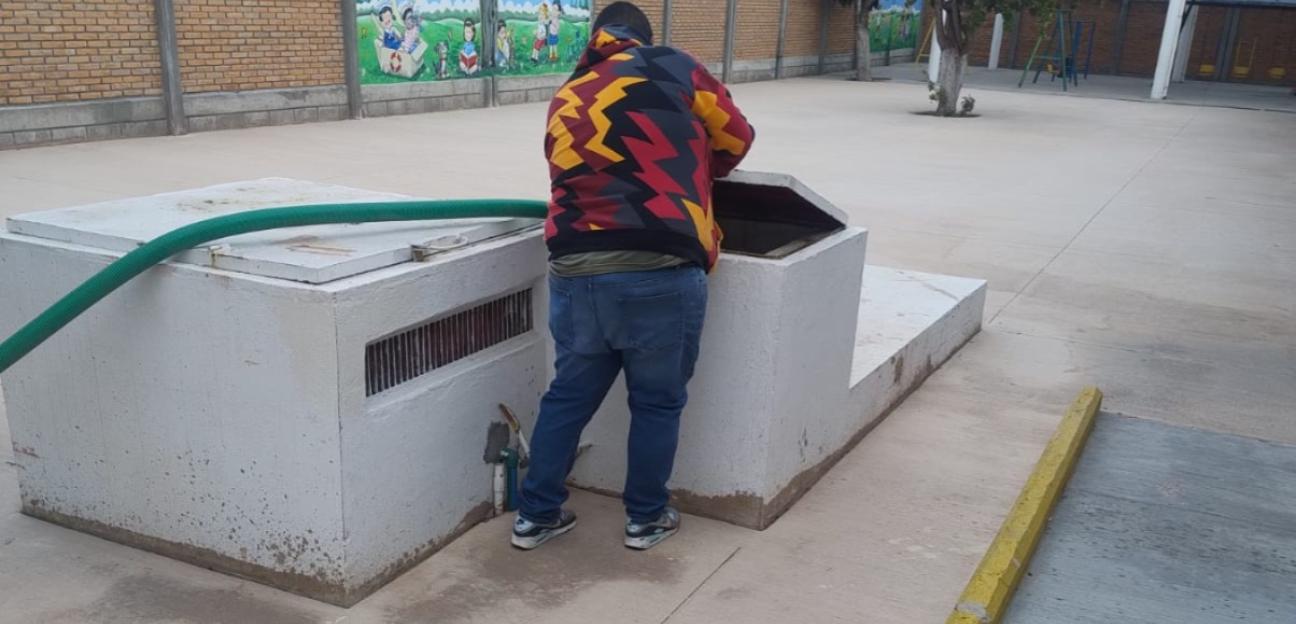 Ayuntamiento de Soledad mantiene apoyo a escuelas con agua a través de pipas