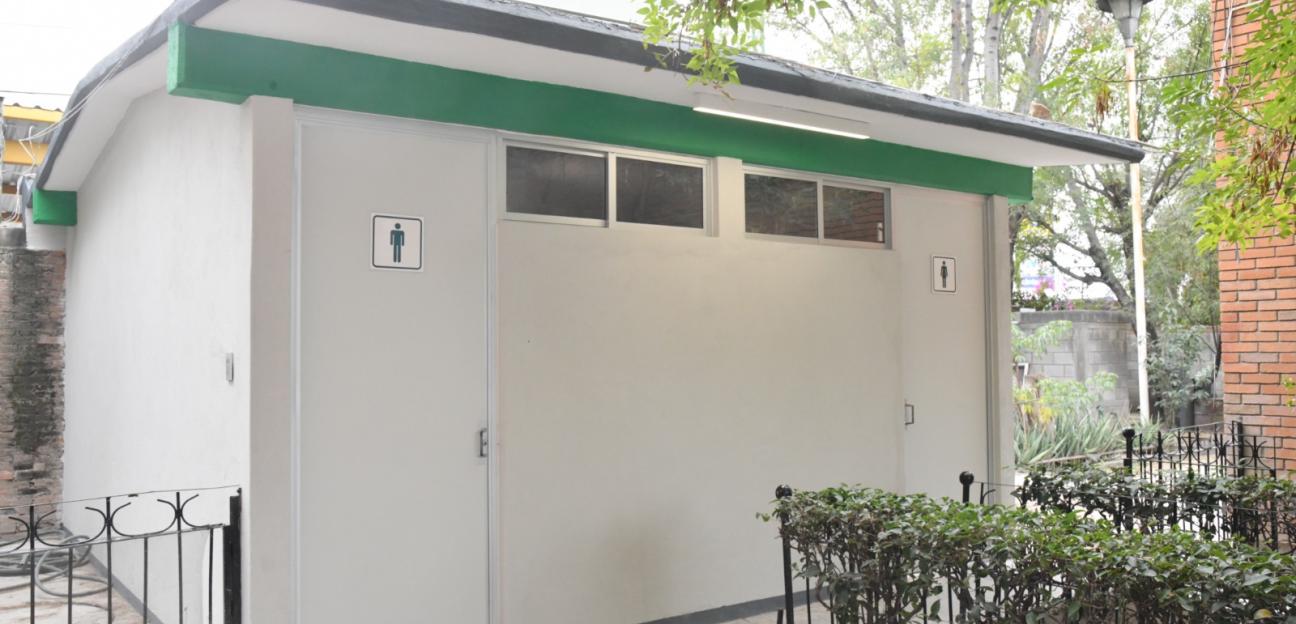 Alcalde Navarro Muñiz entrega módulo de uso sanitario en secundaria Graciano Sánchez