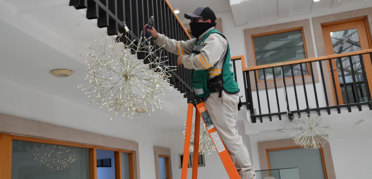 Ayuntamiento de soledad comienza instalación de decoración navideña