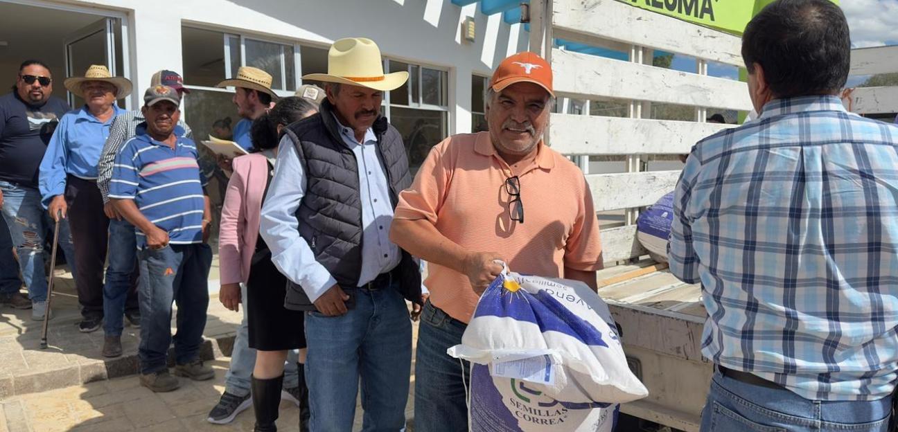 Ayuntamiento de Soledad impulsa al campo con nuevas entregas de semillas