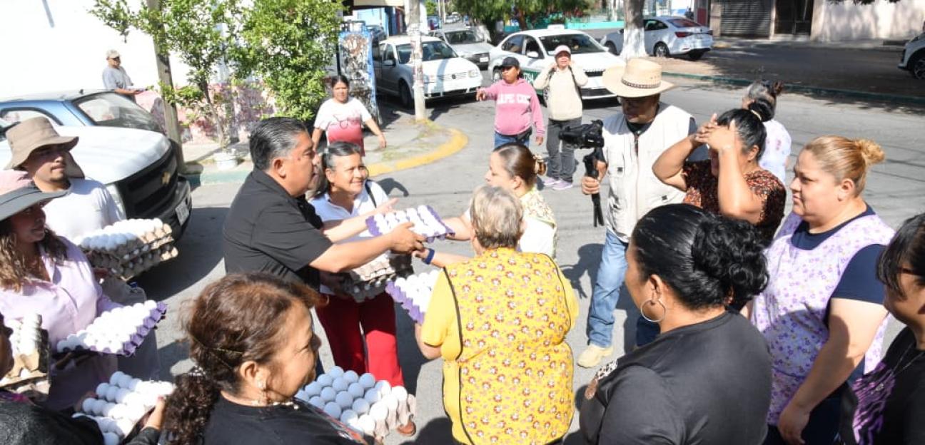 Juan Manuel Navarro recorre más colonias para acercar apoyo alimentario Casa por Casa
