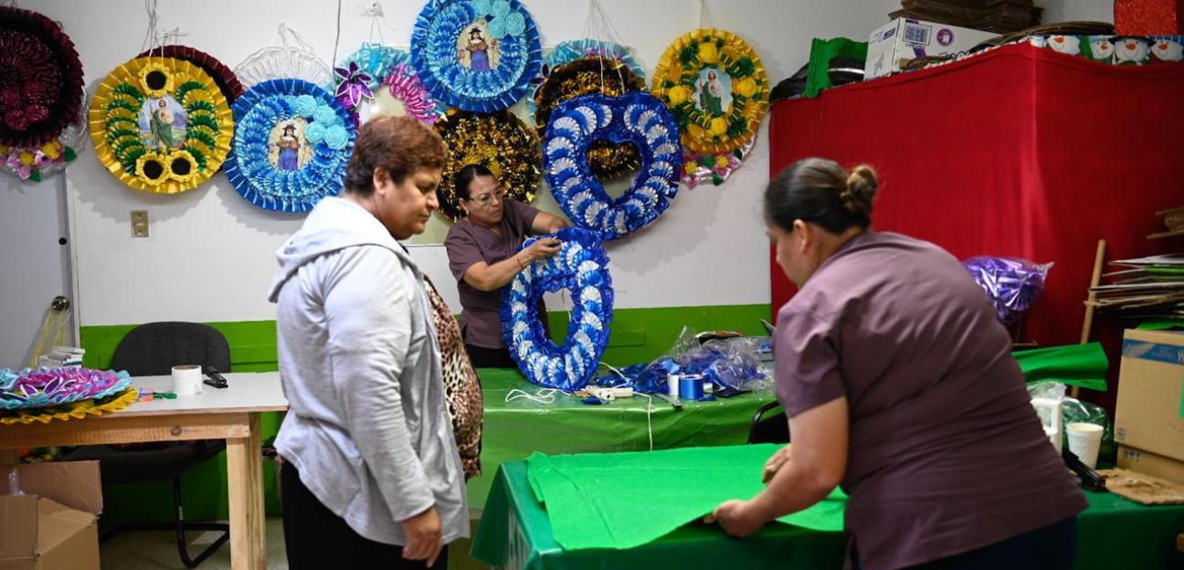 Soledad promueve sus tradiciones con taller gratuito de coronas de Día de Muertos 