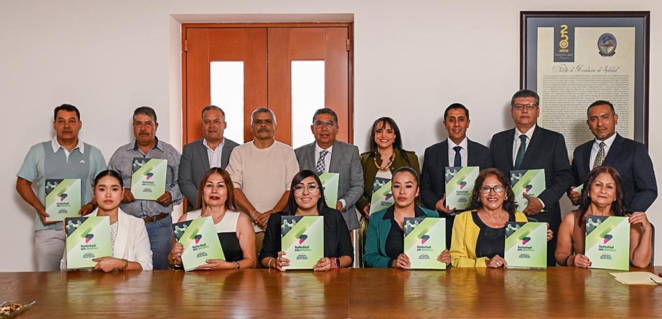 Juan Manuel Navarro entrega libro del Segundo Informe de Resultados al cuerpo edilicio