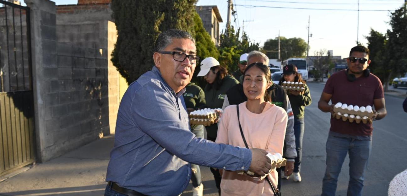 Alcalde Juan Manuel Navarro lleva entrega de Huevo Casa por Casa llega a colonia La Mansión y San José del Barro