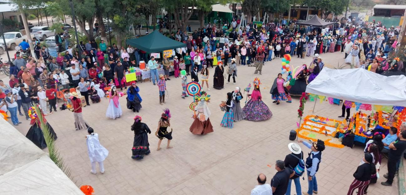 Comunidad de Palma de la Cruz recibe desfile Xantolo con nutrida participación ciudadana y estudiantil